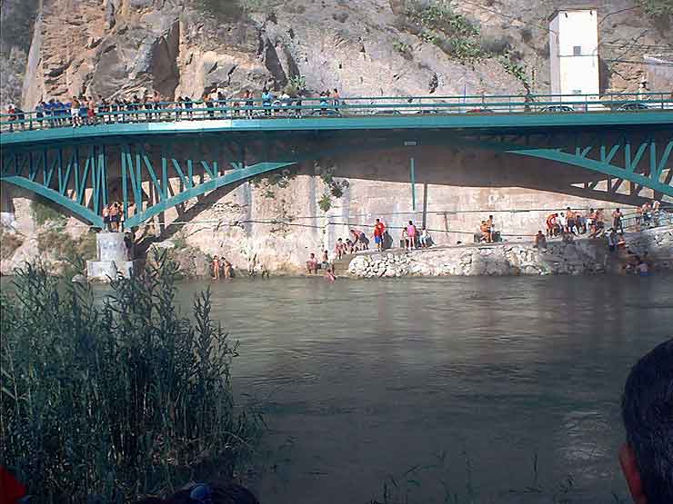 Gente banándose después del Encierro