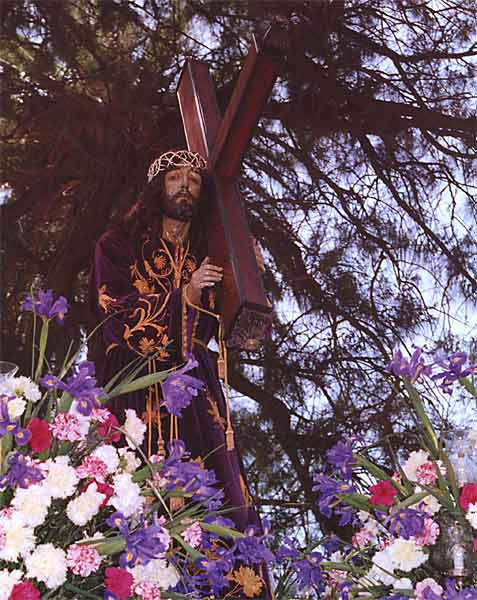 Nuestro Padre Jesús Nazareno portando La Cruz