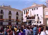Puja de imágenes en la Plaza de la Iglesia