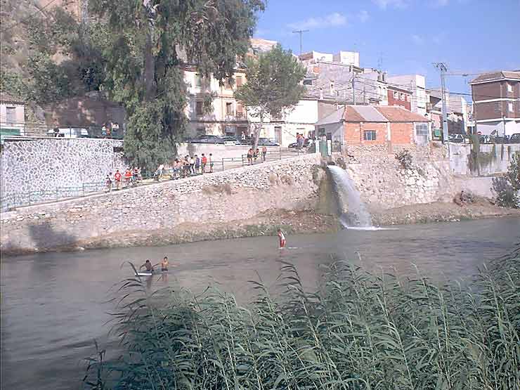 Gente bañándose en el río