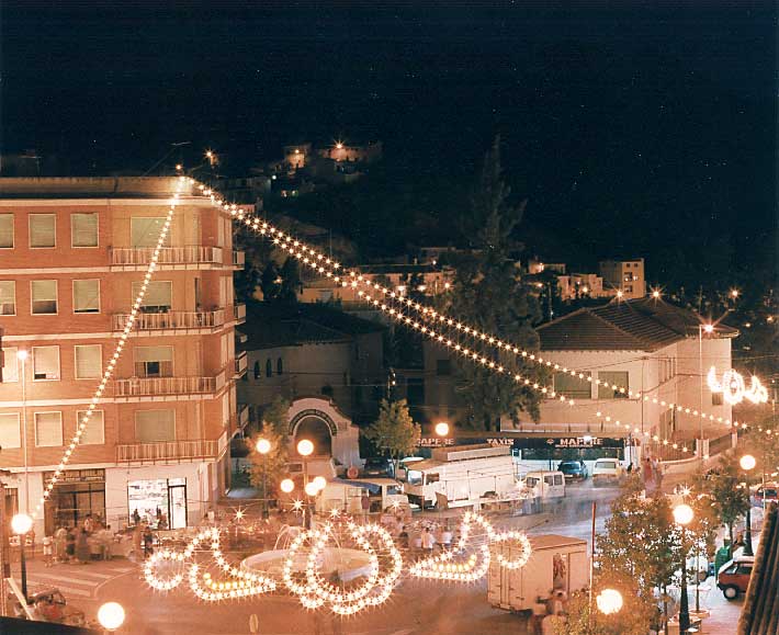 Alumbrado de las fiestas de agosto en la plaza "La Farola"
