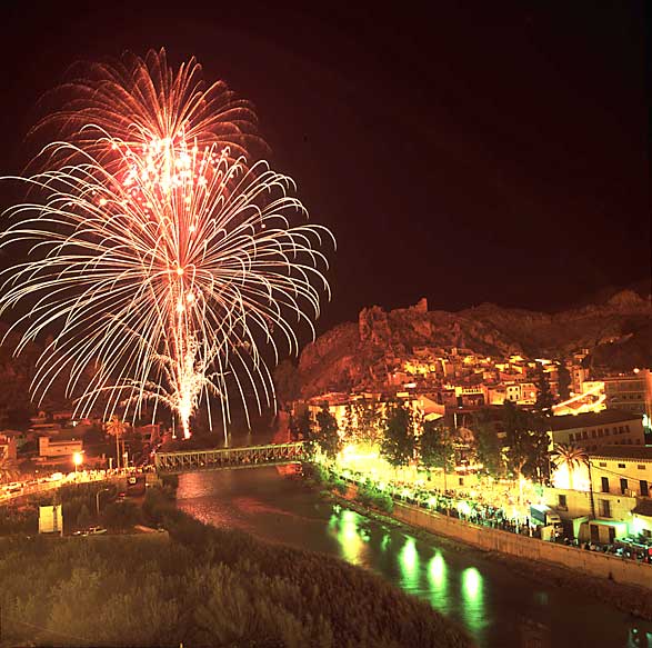 Castillo de fuegos artificiales en el barrio de El Runes