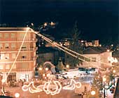 Alumbrado de las fiestas de agosto en la plaza "La Farola"
