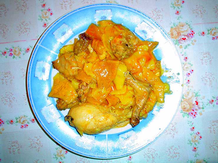 Gazpacho con pollo, conejo y pichón de paloma