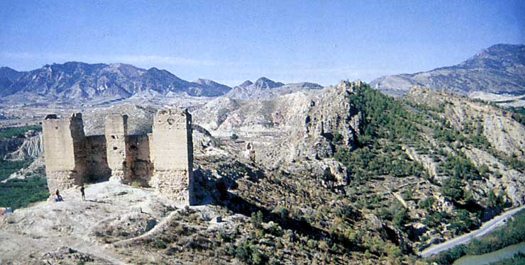 El Castillo se encuentra enclavado sobre el cerro de la Peña Negra