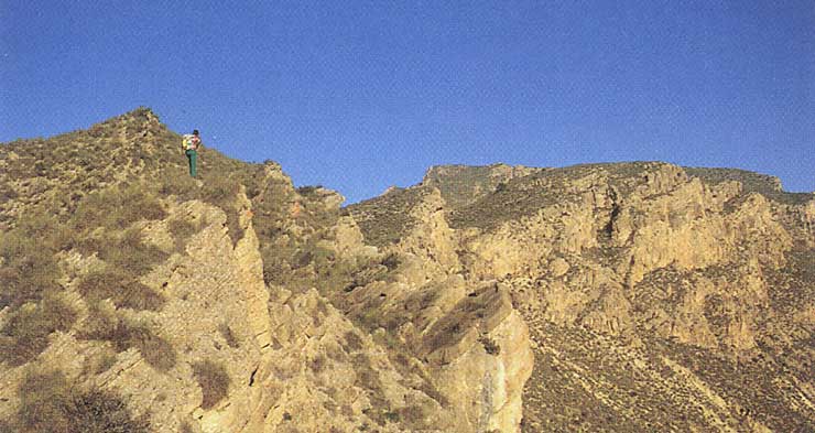 Sin dejar el borde de la cresta rocosa, se asciende al Solán