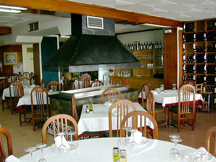 Sal&oacute;n-comedor del restaurante