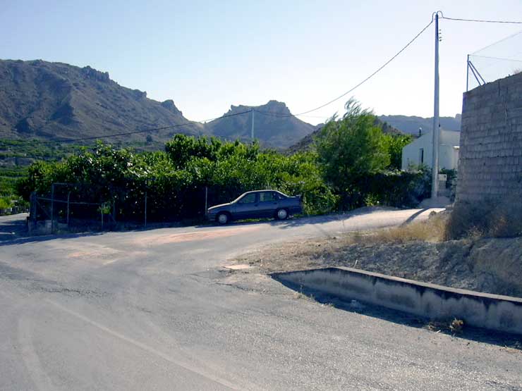 Desvío a la derecha para ir al mirador de la Virgen Blanca